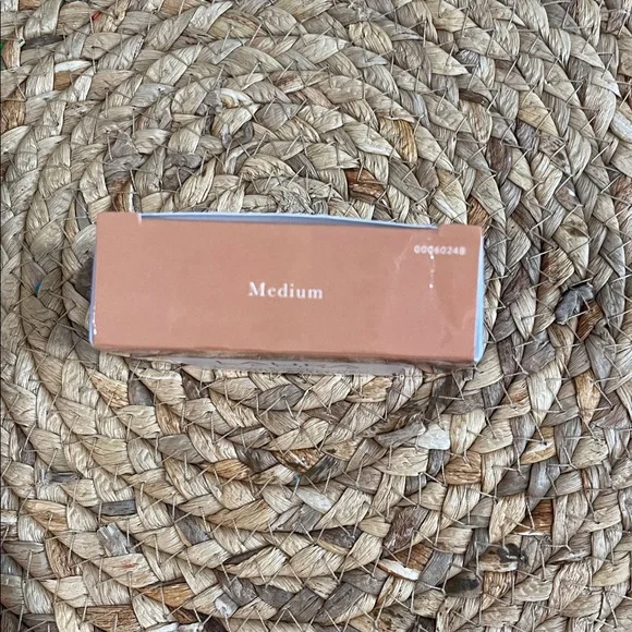 Laura geller foundation color is medium - Picture 2 of 2